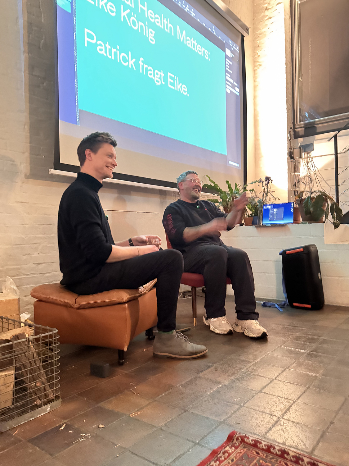 Kamin-Gespräch mit zwei Sprechern auf der Bühne